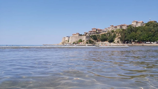 Diell dhe rritje temperaturash, njihuni me parashikimin e motit për sot dhe fundjavë në Mal të Zi