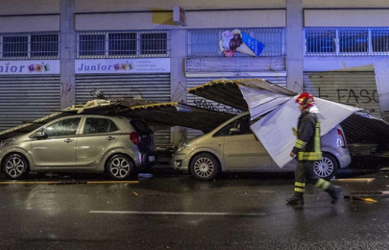 Moti i ligë godet Italinë, breshëri e stuhia shkatërrojnë pemë, makina dhe çati të banesave [Foto]