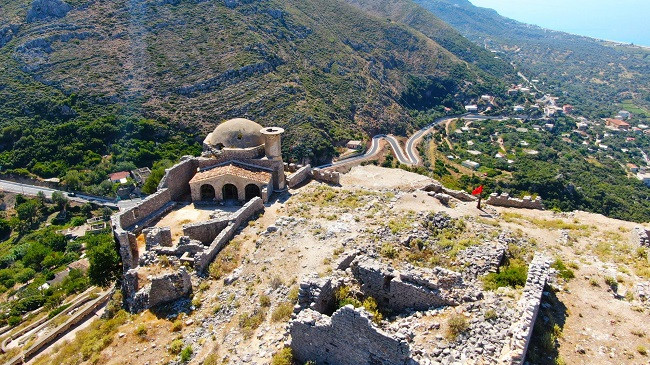 Pusho shqip/ Kalaja e Borshit, atraksioni turistik ku shijon jo vetëm detin e plazhin, por edhe lartësitë