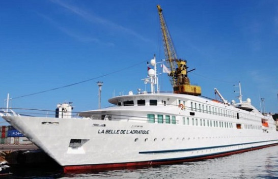 Rikthehen kroçerat në Portin e Durrësit ‘LA BELLE DE L’ADRIATIQUE’ sjell turistët e parë për këtë vit