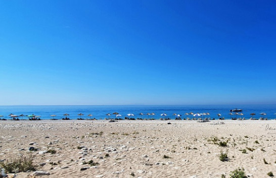 Koha për plazh nuk ka mbaruar, mot i kthjellët e me diell sot dhe fundjavë në Shqipëri
