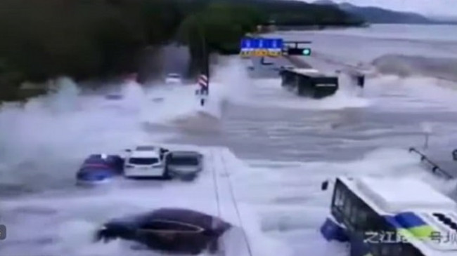 Momente dramatike, valët e detit ‘pushtojnë’ autostradën, përmbytin çdo gjë që i del përpara [Video]