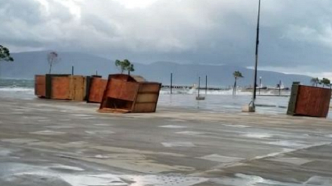 Dallgë dhe erë e fortë në Vlorë, rrëzohen pemë dhe kabina prej druri