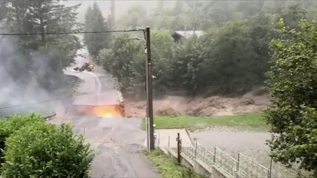 Pamje të frikshme! Shembet një urë, 12 persona të zhdukur/ Franca nën pushtetin e ujit