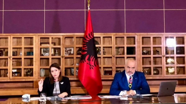 Nga e enjtja maska e detyrueshme në ambiente të jashtme dhe të mbyllura në Shqipëri