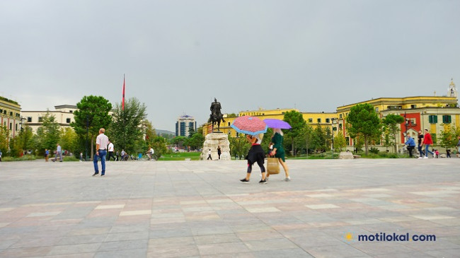 Mos harroni çadrat, na pret një javë me shi në Shqipëri