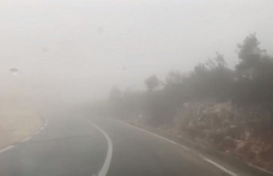 Mjegulla mbulon Llogaranë, vështirësi në lëvizjen e automjeteve