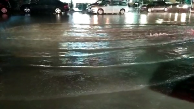 Reshjet e shiut shkaktojnë përmbytje në Vlorë