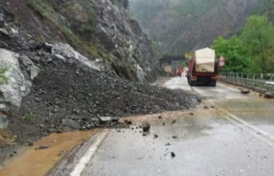 Moti i ligë, rrëshqitje gurësh në aksin Elbasan – Librazhd