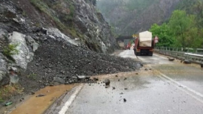 Moti i ligë, rrëshqitje gurësh në aksin Elbasan – Librazhd
