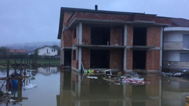 Vërshime në Pejë, uji përmbytë rrugët dhe hyn nëpër shtëpi [Foto]