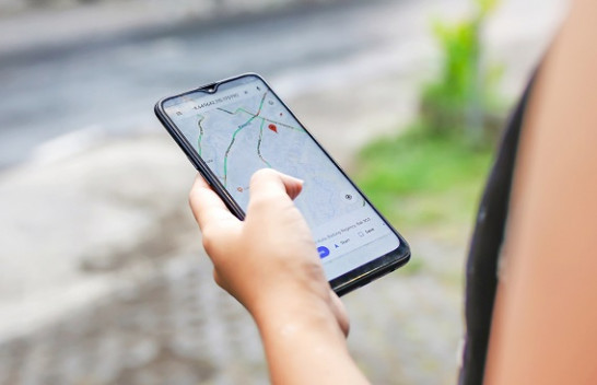 Google Maps ju tregon se sa janë të mbushura me njerëz dyqanet dhe vendet publike