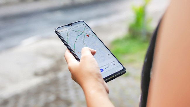 Google Maps ju tregon se sa janë të mbushura me njerëz dyqanet dhe vendet publike