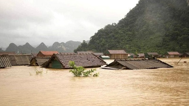 Në foto: Vietnami po përballet me një katastrofë vdekjeprurëse nga përmbytjet