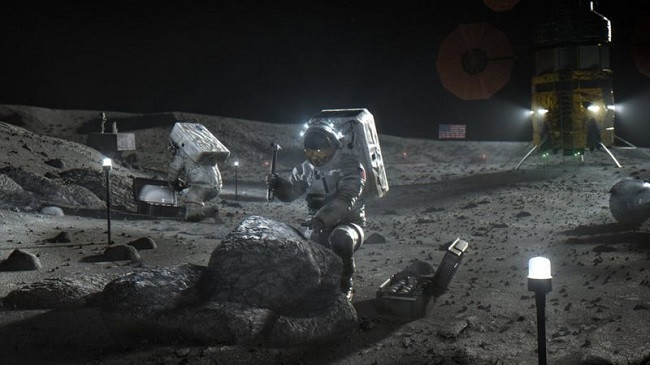 NASA: Ka ujë në Hënë