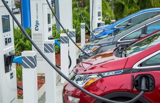 Europa duhet të zgjerojë pikat e mbushjeve për të rritur shitjet e veturave elektrike