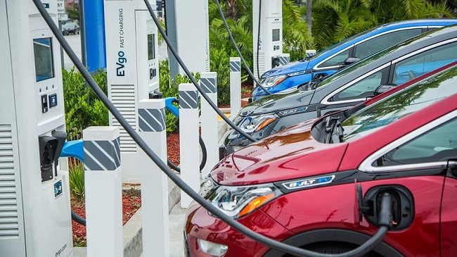 Europa duhet të zgjerojë pikat e mbushjeve për të rritur shitjet e veturave elektrike