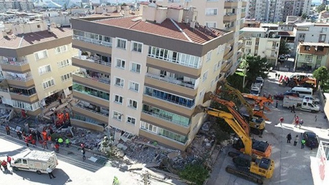 E jashtëzakonshme/ Shihni si mbahet ndërtesa në ‘këmbë’ nga eskavatorët pas tërmetit në Izmir