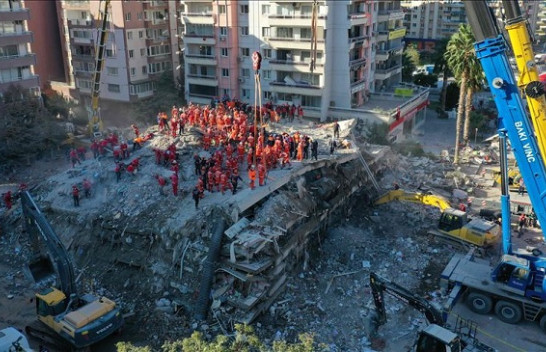 Rëndohet bilanci nga tërmeti në Izmir, shkon në 64 numri i viktimave