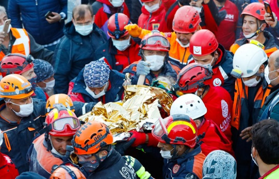 Ndodh mrekullia! Pas 65 orësh shpëtohet një vajzë 3-vjeçare nga rrënojat e tërmetit në Izmir