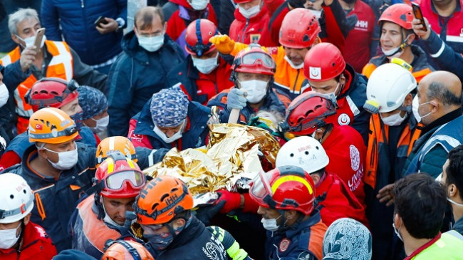 Ndodh mrekullia! Pas 65 orësh shpëtohet një vajzë 3-vjeçare nga rrënojat e tërmetit në Izmir