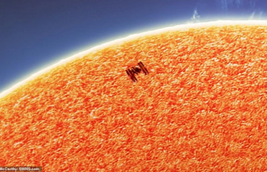 Foto mahnitëse të Stacionit Hapësinor me Diellin dhe Hënën në sfond