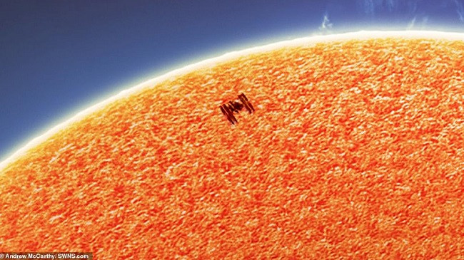 Foto mahnitëse të Stacionit Hapësinor me Diellin dhe Hënën në sfond