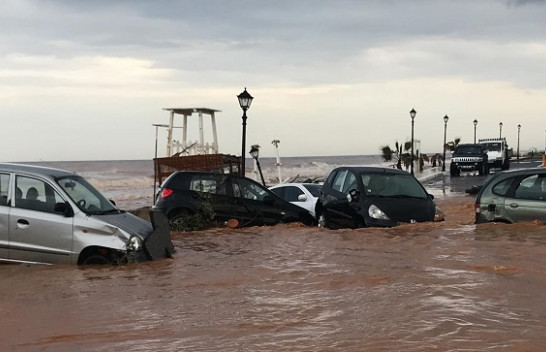 Pamje apokaliptike nga Kreta/ Moti i ligë përmbyt dhjetëra banesa dhe vetura