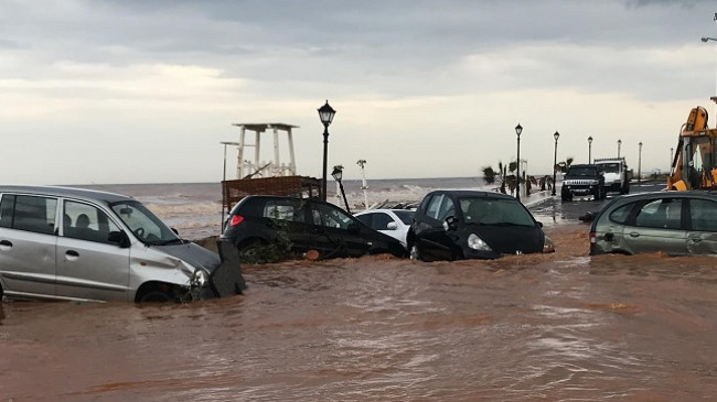 Pamje apokaliptike nga Kreta/ Moti i ligë përmbyt dhjetëra banesa dhe vetura