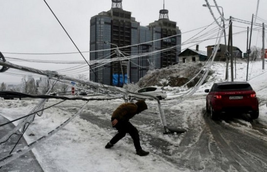 Stuhi dëbore me shi të ngrirë shkakton kaos dhe shkatërrime në Vladivostok të Rusisë