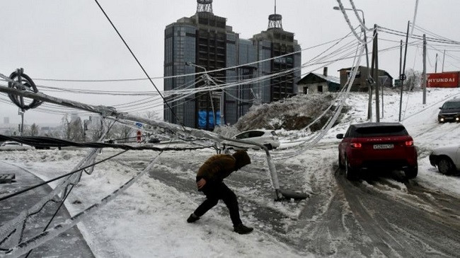 Stuhi dëbore me shi të ngrirë shkakton kaos dhe shkatërrime në Vladivostok të Rusisë