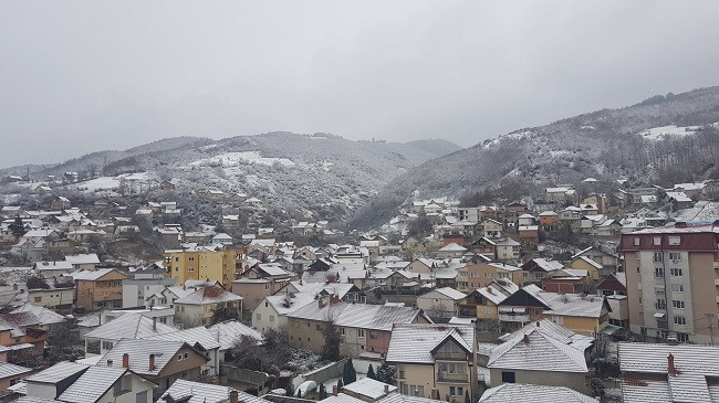 Troket dimri, nisin reshjet e para të borës në Kosovë dhe Shqipëri