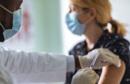 Si e lufton COVID-19 vaksina e Pfizer pasi futet në trup