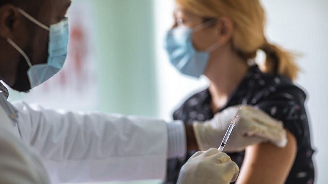 Si e lufton COVID-19 vaksina e Pfizer pasi futet në trup