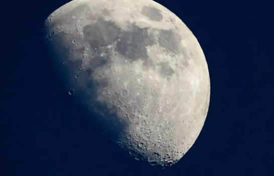NASA blen pluhurin e Hënës për një dollar