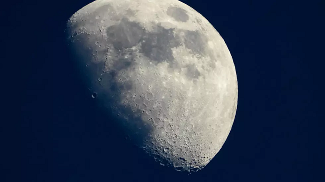 NASA blen pluhurin e Hënës për një dollar