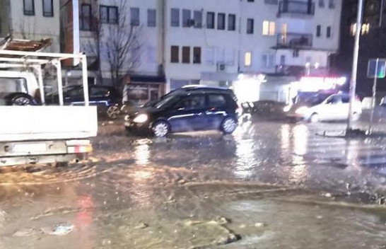 Reshje të mëdha shiu në Pejë, vërshohen rrugët (Foto)