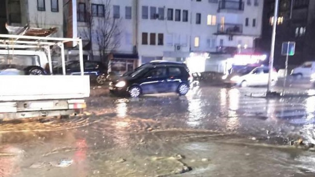 Reshje të mëdha shiu në Pejë, vërshohen rrugët (Foto)