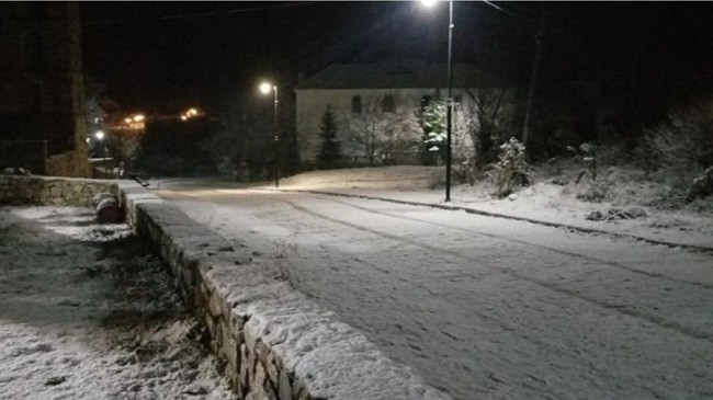 Reshje bore në Dardhë e Voskopojë, vështirësi në qarkullimin rrugor