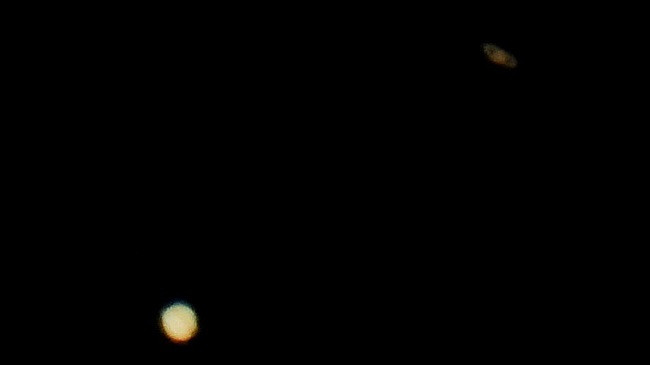 Në fotografi: Jupiteri e Saturni bashkëdyzohen nën errësirën e natës