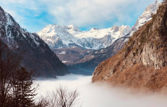 Valbona, mrekullia e Alpeve Shqiptare - e veshur me mantel mjegulle dhe kapuç bore