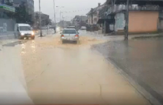 Reshje të mëdha shiu, uji mbulon rrugët e Pejës