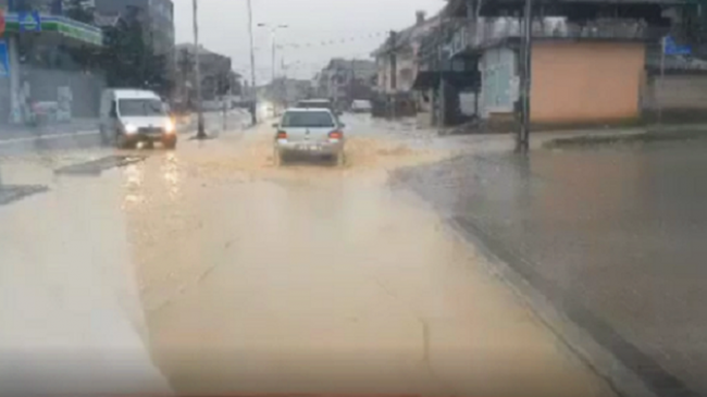 Reshje të mëdha shiu, uji mbulon rrugët e Pejës
