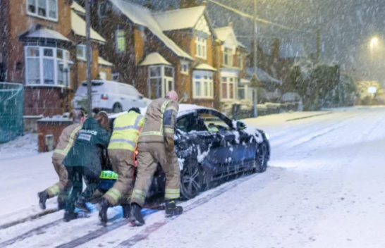 Britani, përmbytje e borë dhe temperatura -10 gradë Celsius [Foto]
