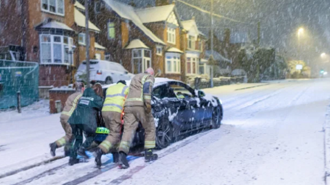 Britani, përmbytje e borë dhe temperatura -10 gradë Celsius [Foto]