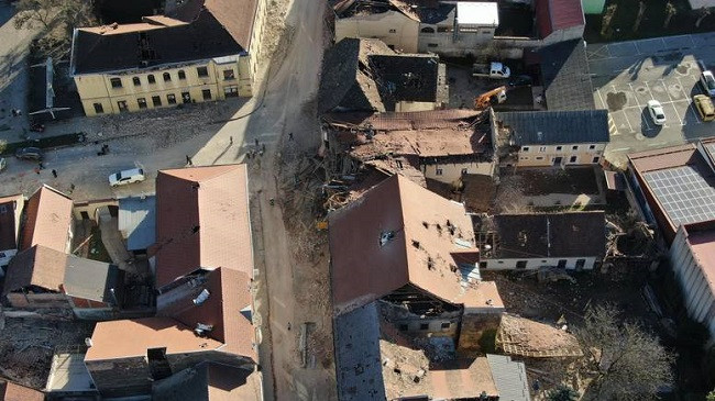 Kështu duket nga ajri qyteti i Kroacisë që u shkatërrua nga tërmeti
