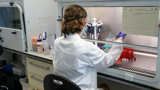 Vaksina kundër koronavirusit e Oxford-AstraZeneca aprovohet për përdorim në Britaninë e Madhe