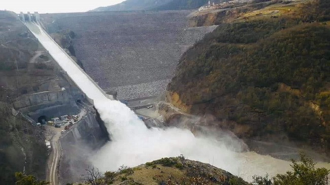 Reshjet e mëdha të shiut rrisin prurjet në tre HEC-t e kaskadës së Drinit/ Nis shkarkimi në Vaun e Dejës