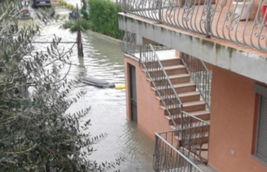 Përmbytje në Velipojë, uji vërshon katet e para të ndërtesave