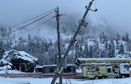 Bora e madhe shkakton dëme në rrjetin elektrik të Tropojës [Foto]